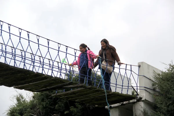 Mamá Latina Hija Juegan Divierten Campo Cruzando Puente Colgante Pasan — Foto de Stock