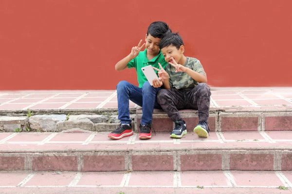 Dvě Tmavovlasé Latinskoamerické Děti Které Jsou Bratry Nebo Přáteli Kteří — Stock fotografie