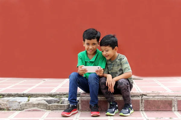 Deux Enfants Latino Américains Aux Cheveux Bruns Qui Sont Frères — Photo