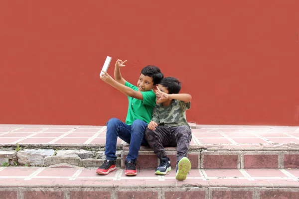 Dos Niños Latinos Cabello Oscuro Que Son Hermanos Amigos Que —  Fotos de Stock
