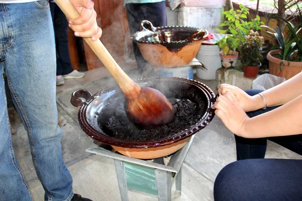 Preparação Toupeira Vermelha Prato Típico Mexicano Uma Panela Barro Com — Fotografia de Stock