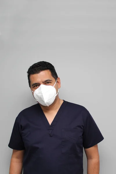 拉丁美洲男护士 身穿外科制服 嘴巴发炎 随时准备去看病人 并进入医院手术室 — 图库照片