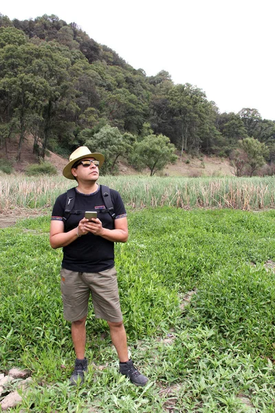 Latinský Dospělý Muž Kloboukem Šortkami Slunečními Brýlemi Používá Svůj Mobil — Stock fotografie