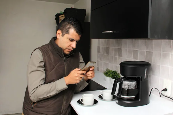 Hombre Adulto Latino Bebe Café Recién Hecho Cafetera Cocina Casa — Foto de Stock