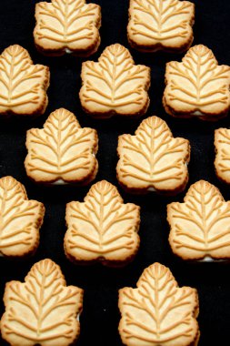 Kanada 'nın geleneksel tatlısı olan Kanada ağaçlarından yapılan ballı ya da akçaağaç şurubuyla doldurulmuş vanilyalı kurabiyeler.