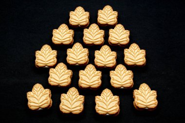 Kanada 'nın geleneksel tatlısı olan Kanada ağaçlarından yapılan ballı ya da akçaağaç şurubuyla doldurulmuş vanilyalı kurabiyeler.