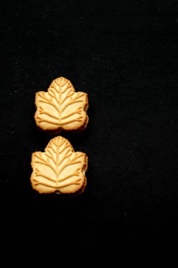 Kanada 'nın geleneksel tatlısı olan Kanada ağaçlarından yapılan ballı ya da akçaağaç şurubuyla doldurulmuş vanilyalı kurabiyeler.