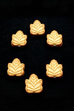 Kanada 'nın geleneksel tatlısı olan Kanada ağaçlarından yapılan ballı ya da akçaağaç şurubuyla doldurulmuş vanilyalı kurabiyeler.