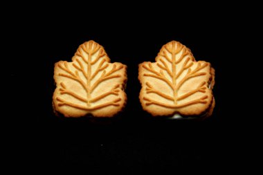 Kanada 'nın geleneksel tatlısı olan Kanada ağaçlarından yapılan ballı ya da akçaağaç şurubuyla doldurulmuş vanilyalı kurabiyeler.