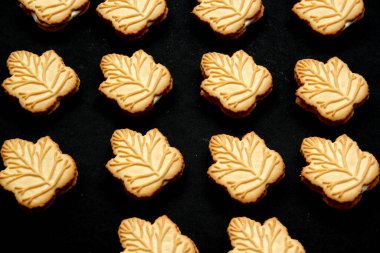 Kanada 'nın geleneksel tatlısı olan Kanada ağaçlarından yapılan ballı ya da akçaağaç şurubuyla doldurulmuş vanilyalı kurabiyeler.