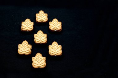 Kanada 'nın geleneksel tatlısı olan Kanada ağaçlarından yapılan ballı ya da akçaağaç şurubuyla doldurulmuş vanilyalı kurabiyeler.