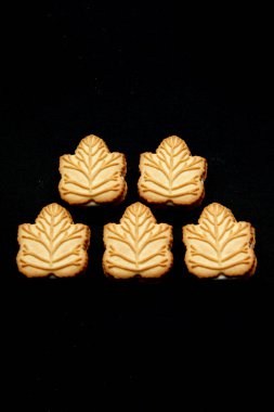 Kanada 'nın geleneksel tatlısı olan Kanada ağaçlarından yapılan ballı ya da akçaağaç şurubuyla doldurulmuş vanilyalı kurabiyeler.