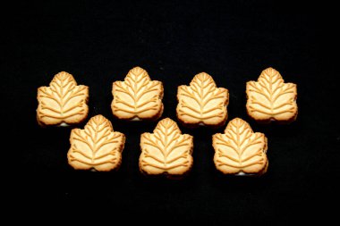 Kanada 'nın geleneksel tatlısı olan Kanada ağaçlarından yapılan ballı ya da akçaağaç şurubuyla doldurulmuş vanilyalı kurabiyeler.