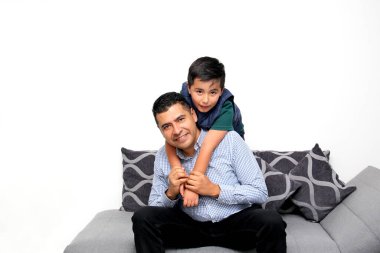 Latin baba İspanyol oğluyla Otizm Spektrum Bozukluğu (ASD) Asperger Sendromu ile oynuyor.