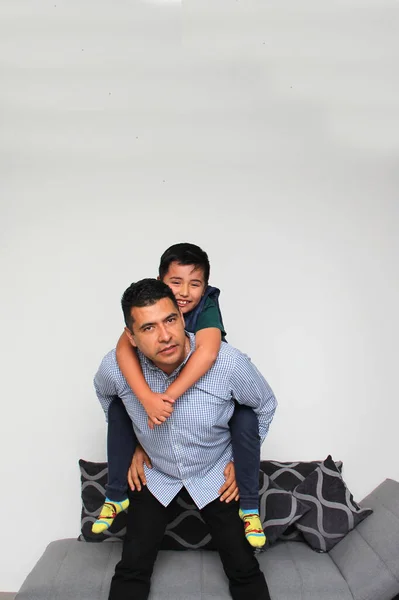 Latino Μπαμπάς Παίζει Ισπανόφωνος Γιος Του Αυτισμό Spectrum Διαταραχή Asd — Φωτογραφία Αρχείου