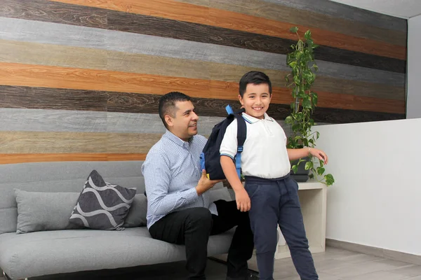 Papá Latino Con Hijo Con Sobrepeso Preparan Para Volver Escuela — Foto de Stock