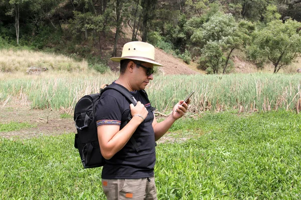 Latin Adult Man Hat Shorts Sunglasses Uses His Cell Phone — ストック写真