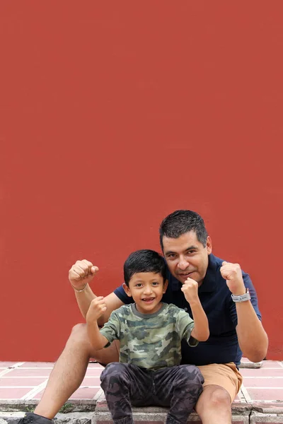 Pai Solteiro Cabelos Escuros Filho Latino Jogar Divirta Juntos Passar — Fotografia de Stock