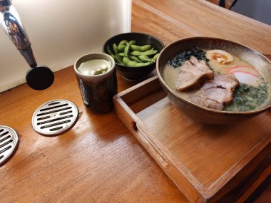 Lezzetli ramen, Çin usulü buğday eriştesinden oluşan, soya sosu veya miso ile tatlandırılmış, Çin usulü erişte çorbası yapan ve dilimlenmiş domuz eti veya nori gibi malzemeler kullanan Japon eriştesi.