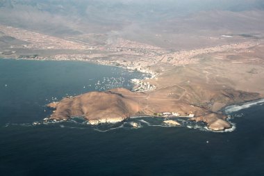 Güney Amerika 'nın kurak ve dağlık bir bölgesinde, Lima Peru şehrine varır varmaz uçak penceresinden bakın.