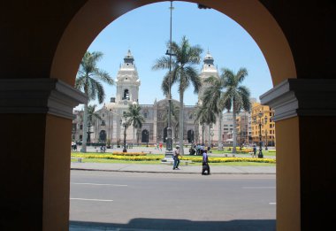 Lima, Peru - 13 Aralık 2017: Plaza de armas de la ciudad başkenti Lima Peru 'daki Katedral Parroquia del Sagrario' nun manzarası