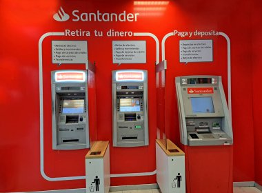 Mexico City, Mexico - 28 Haziran 2022: Santander bankası Meksika 'da başarısızlıklar sundu: ATM' lerde, uygulamalarda ve terminaldeki kartlarla yapılan ödemelerde sorunlar bildirildi