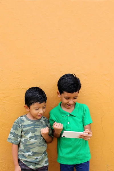 Two Dark Haired Latino Male Children Living Poverty Use Cell — Stock fotografie