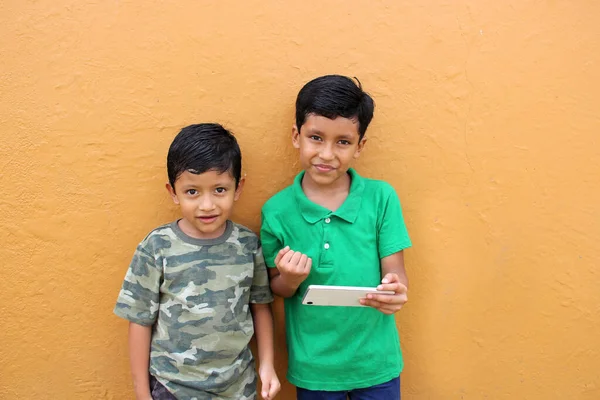 Deux Enfants Latino Américains Aux Cheveux Bruns Vivant Dans Pauvreté — Photo
