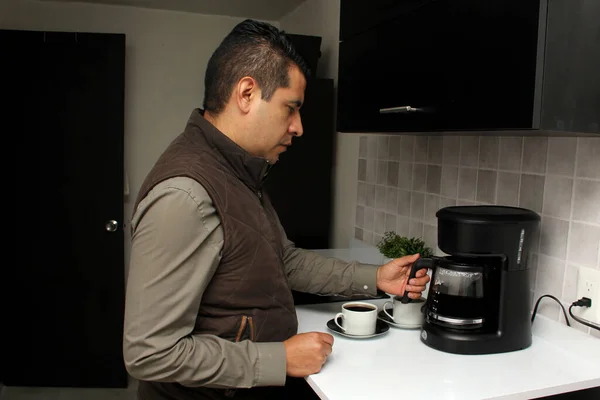 Hombre Adulto Latino Moreno Prepara Una Taza Café Una Cafetera —  Fotos de Stock