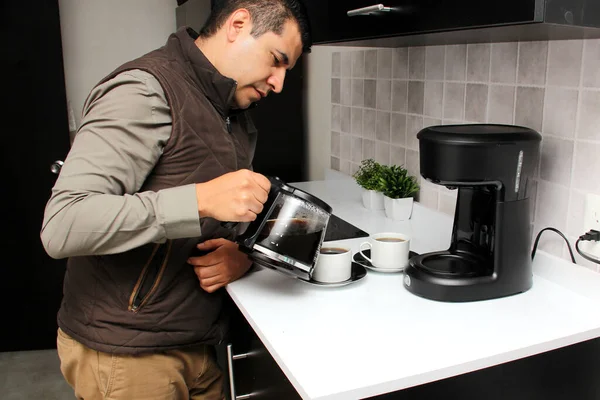 Hombre Adulto Latino Moreno Prepara Una Taza Café Una Cafetera —  Fotos de Stock
