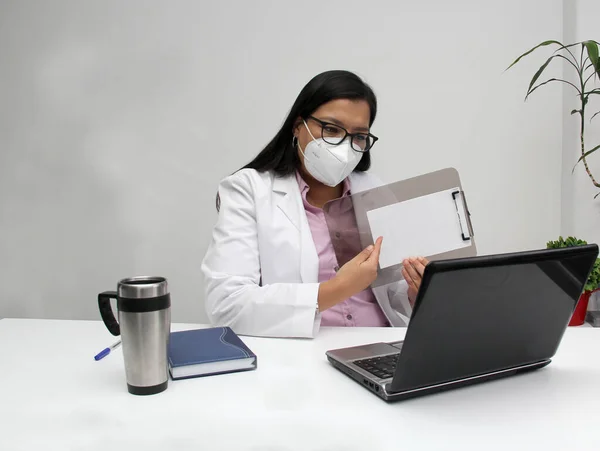 Latina Doctor Woman Face Mask Glasses Gives Consultation Video Call — Stock Photo, Image