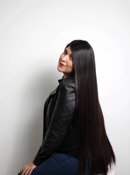 Latinské Dospělé Skutečné Ženy Dlouhými Rovnými Černými Vlasy Které Létají — Stock fotografie
