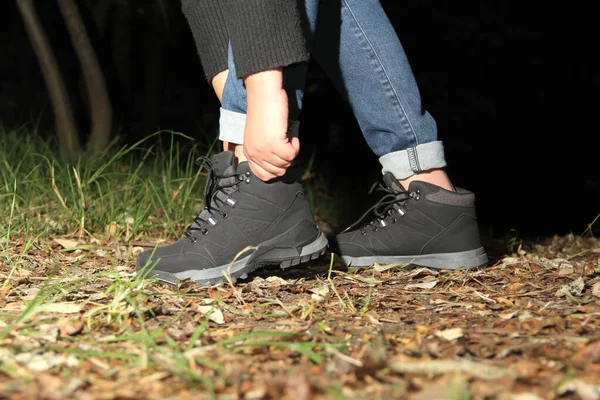 Beine Einer Person Mit Schwarzen Wanderschuhen Bei Gefährlichen Abenteuerlichen Und — Stockfoto