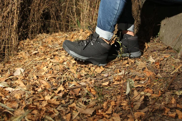 Beine Einer Person Mit Schwarzen Wanderschuhen Bei Gefährlichen Abenteuerlichen Und — Stockfoto