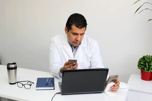 Latin Male Doctor Speaks Call His Cell Phone Patients Remote — Φωτογραφία Αρχείου