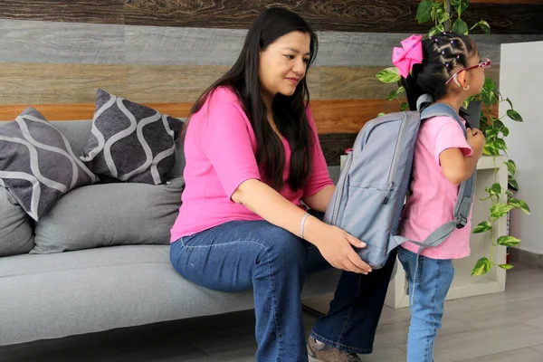 Latin Mom Her Year Old Daughter Who Wears Glasses Prepare — Foto de Stock