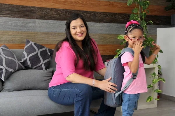 Latin Mom Her Year Old Daughter Who Wears Glasses Prepare — Foto de Stock