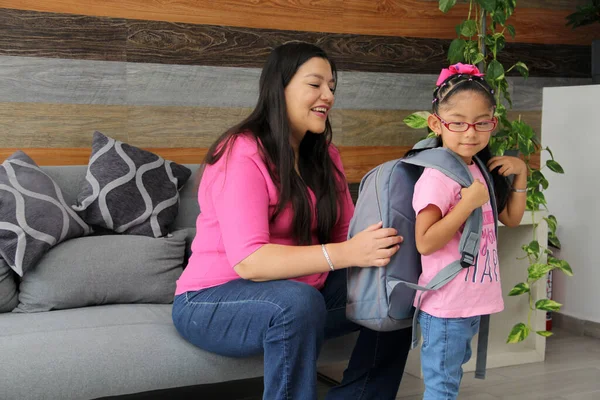 Latin Mom Her Year Old Daughter Who Wears Glasses Prepare — Foto de Stock