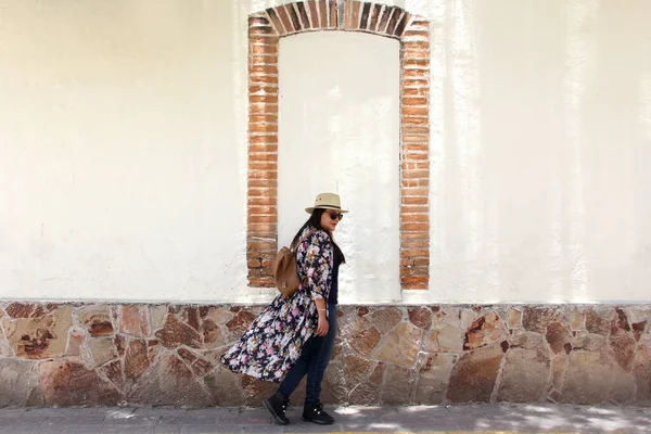 Single Latin Adult Woman Sunglasses Hat Walks Colonial Style Streets — Stock Fotó