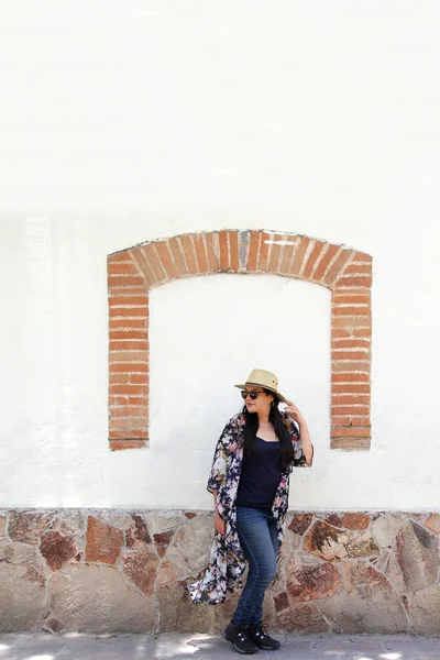 Single Latin Adult Woman Sunglasses Hat Walks Colonial Style Streets — Stock Fotó