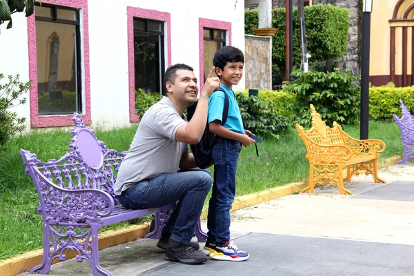 Latino Brown Dad Son Prepare Back School Backpack Sitting Park — Φωτογραφία Αρχείου