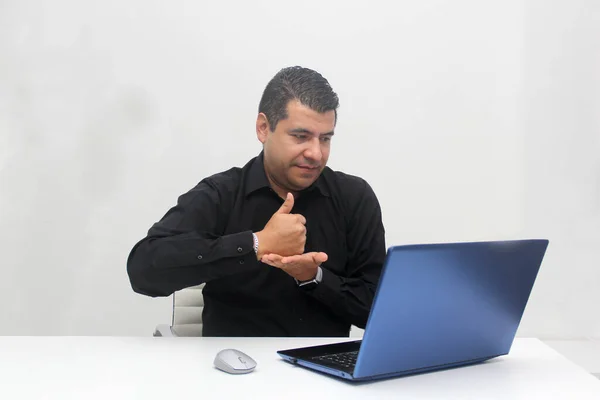 Latino Adult Man Speaks Mexican Sign Language Deaf Person Laptop — Φωτογραφία Αρχείου
