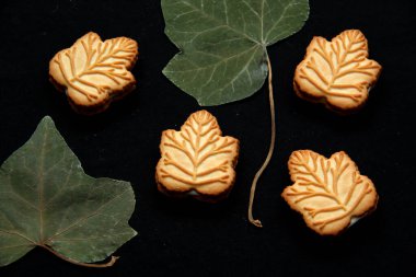 Delicious cookies filled with vanilla cream made with honey or maple syrup from Canadian trees, the traditional sweet of Canada with dry leaves