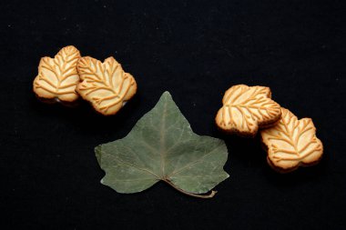 Delicious cookies filled with vanilla cream made with honey or maple syrup from Canadian trees, the traditional sweet of Canada with dry leaves