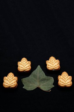 Delicious cookies filled with vanilla cream made with honey or maple syrup from Canadian trees, the traditional sweet of Canada with dry leaves