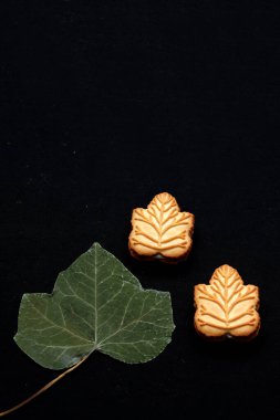 Delicious cookies filled with vanilla cream made with honey or maple syrup from Canadian trees, the traditional sweet of Canada with dry leaves