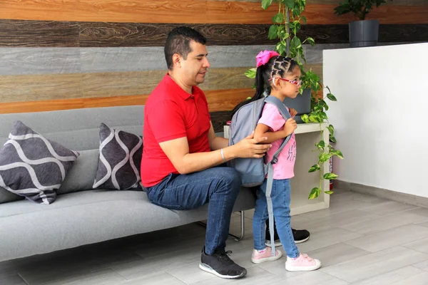 Latin Dad His Year Old Daughter Who Wears Glasses Prepare — Foto de Stock