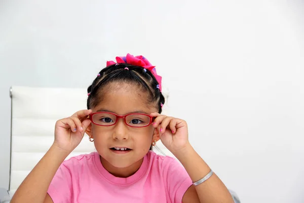 Brunette Latin Girl Shows Her Red Glasses See Better Because — Fotografia de Stock