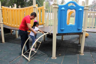 Latin ve esmer bekar baba ve kızı parkta oynuyorlar, gezintiye çıkıyorlar ve boşandıktan sonra birlikte kaliteli zaman geçiriyorlar.