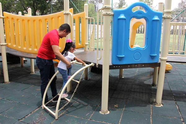 Latino Brunette Single Dad Daughter Play Park Get Rides Spend — Zdjęcie stockowe